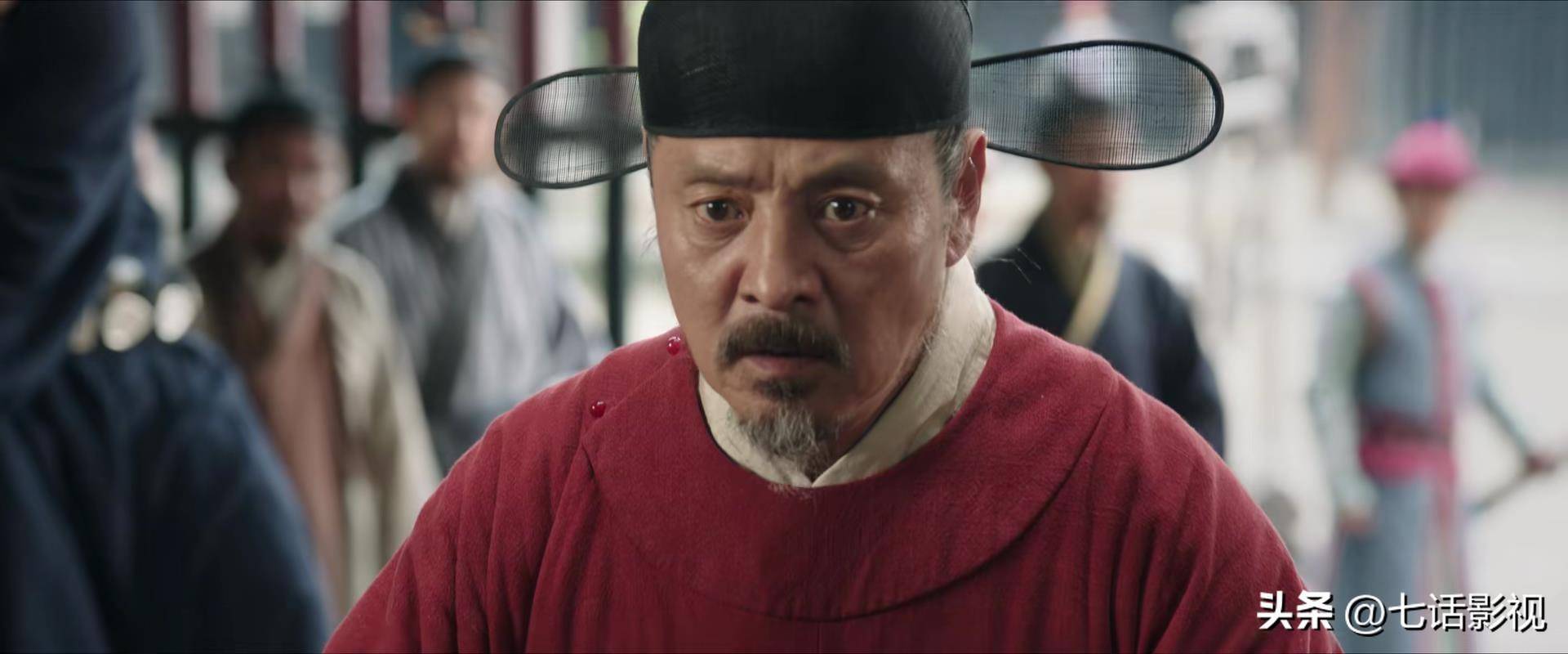 当冯宝玉和元泛对峙时,后者把全国各地的乡绅拉到水里保护自己.