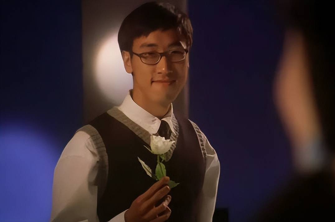 曾因戴眼镜被周星驰歧视,3年后他篡改剧本,对星爷复仇_冯勉恒_电影