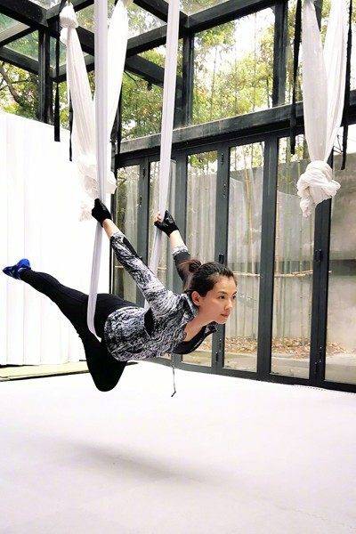 刘涛晒高难度空中瑜伽素颜的她一展柔韧身姿性感身材凹凸有致_网友