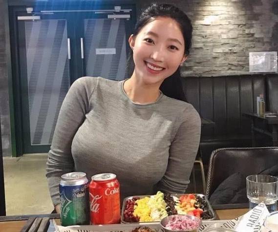 健身女神健身三年,体重常年维持在120斤,身材依旧匀称有曲线感_朴善宇