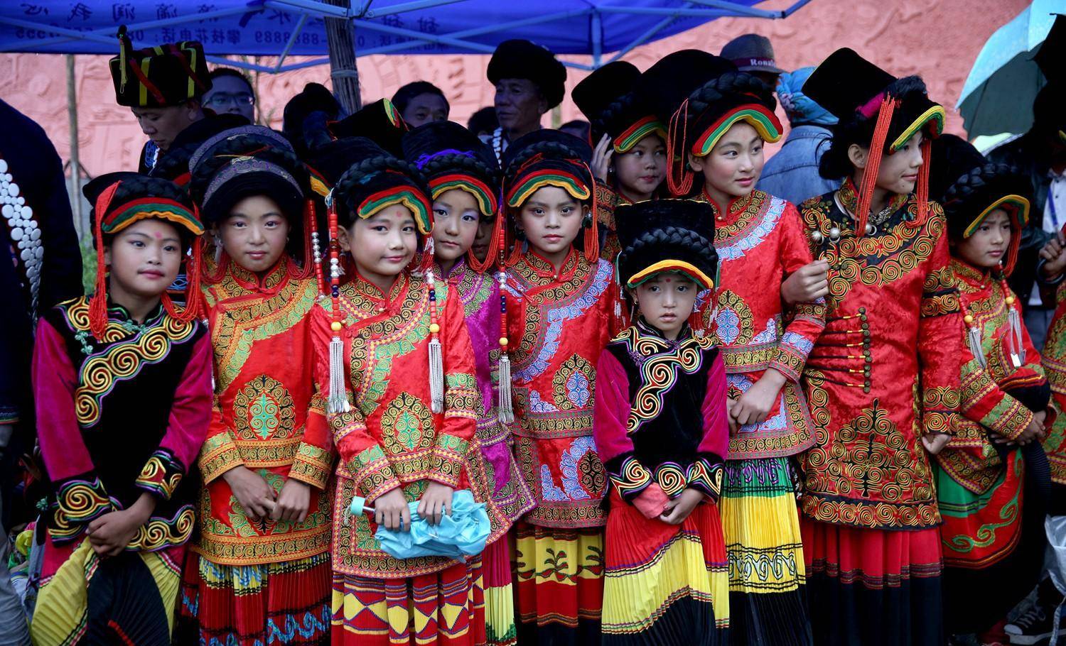 大凉山秘境 彝人家乡 最美布拖_服饰_同胞_尔瓦