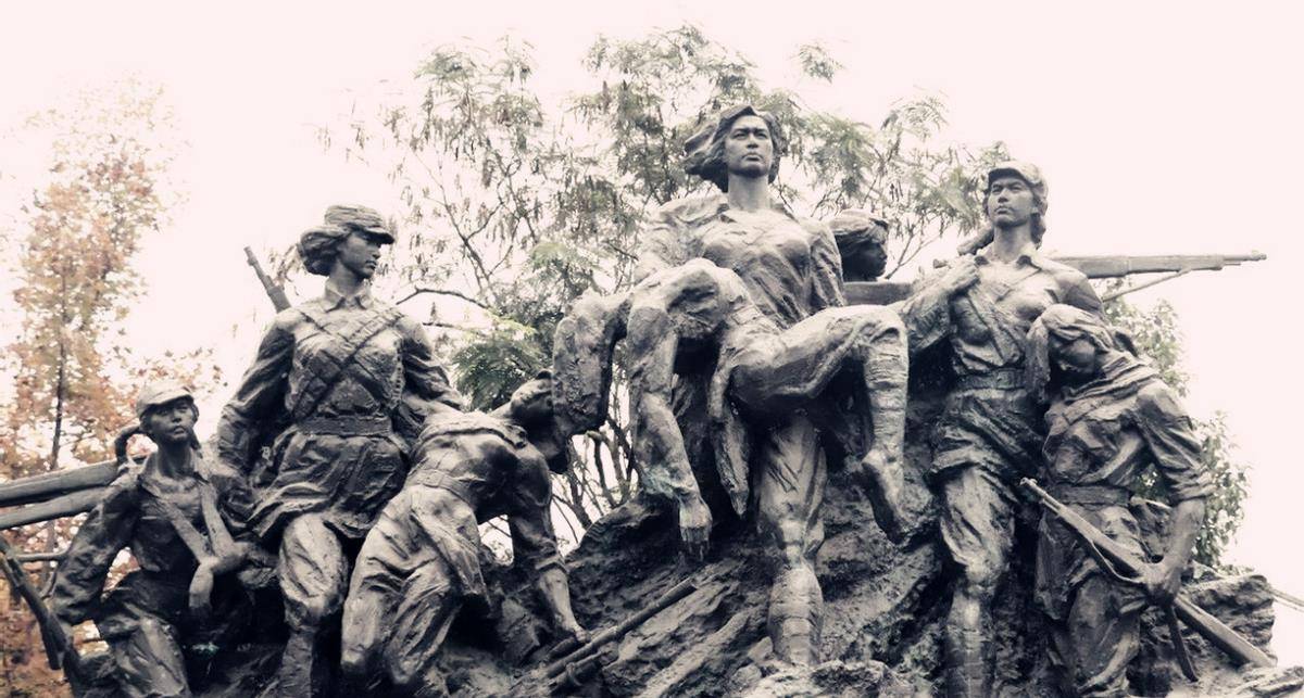 台儿庄战役中,无名女护士为救连长牺牲,埋乱葬岗66年才魂归故里_女兵