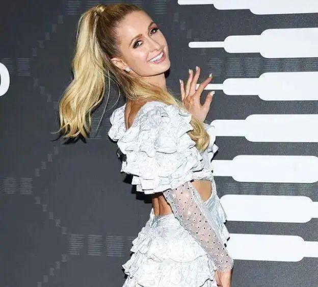 希尔顿豪宅办派对庆生,42岁身材仍傲人,曾2次和c罗发生关系_孩子_男