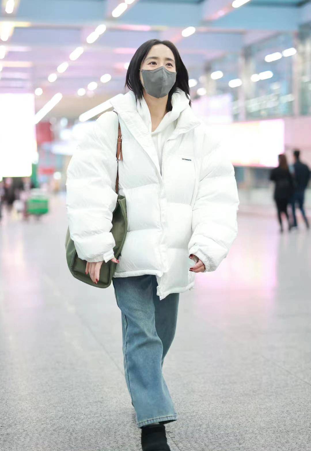 《流浪地球2》女主王智现身机场,白色羽绒服配牛仔裤,休闲时尚