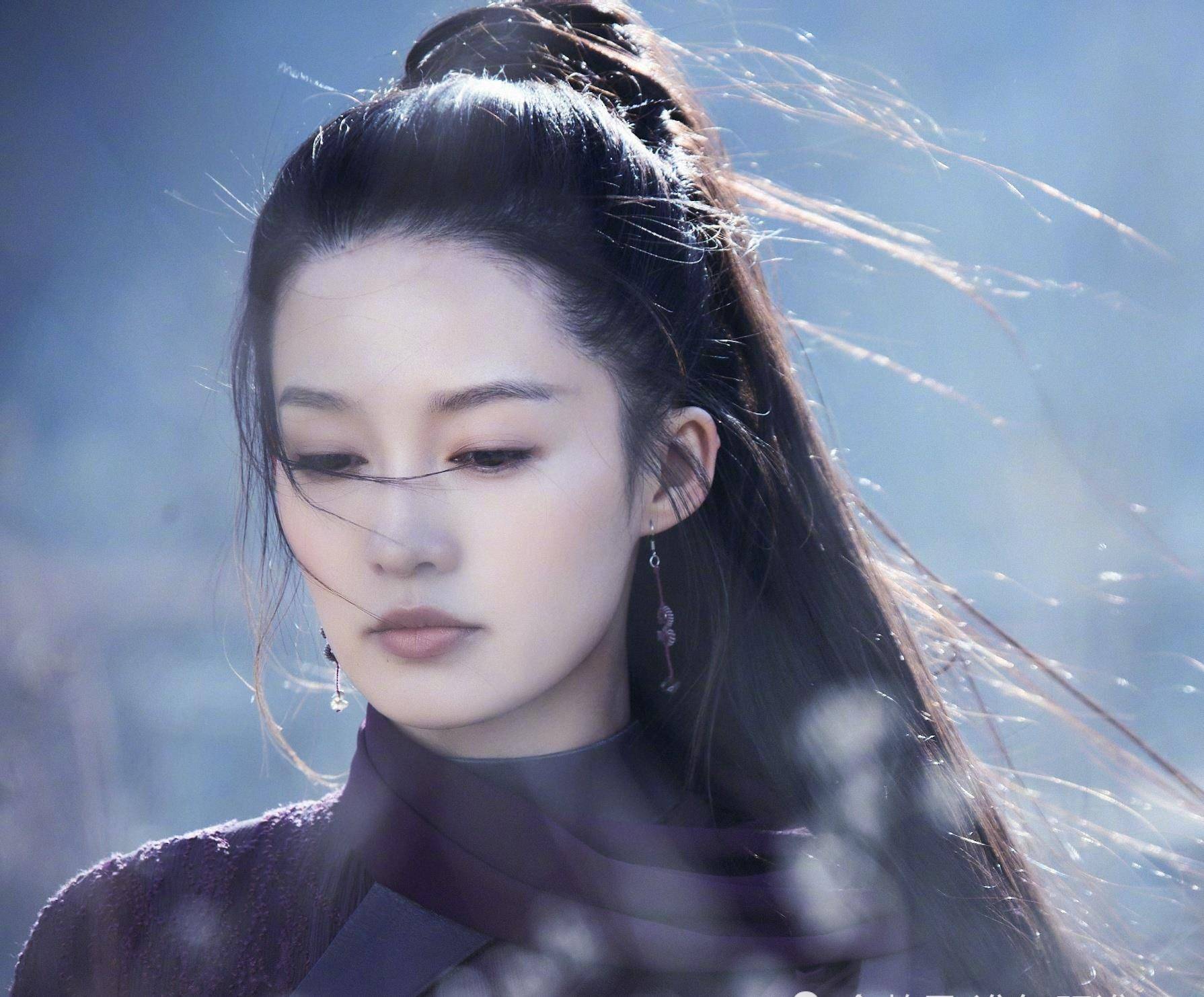 而李沁近期的两个古装角色,《如懿传》的寒香见,《诛仙》的陆雪琪,都