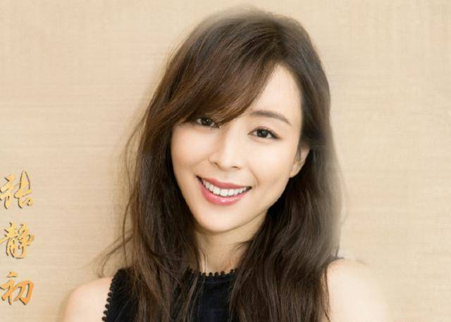 张静初眼中含泪惊艳网友,可是笑起来的她其实更美!