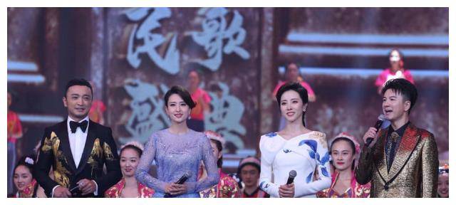 李思思曾多次主持春晚,在《回声嘹亮》,《欢乐英雄》,《青年歌手电视
