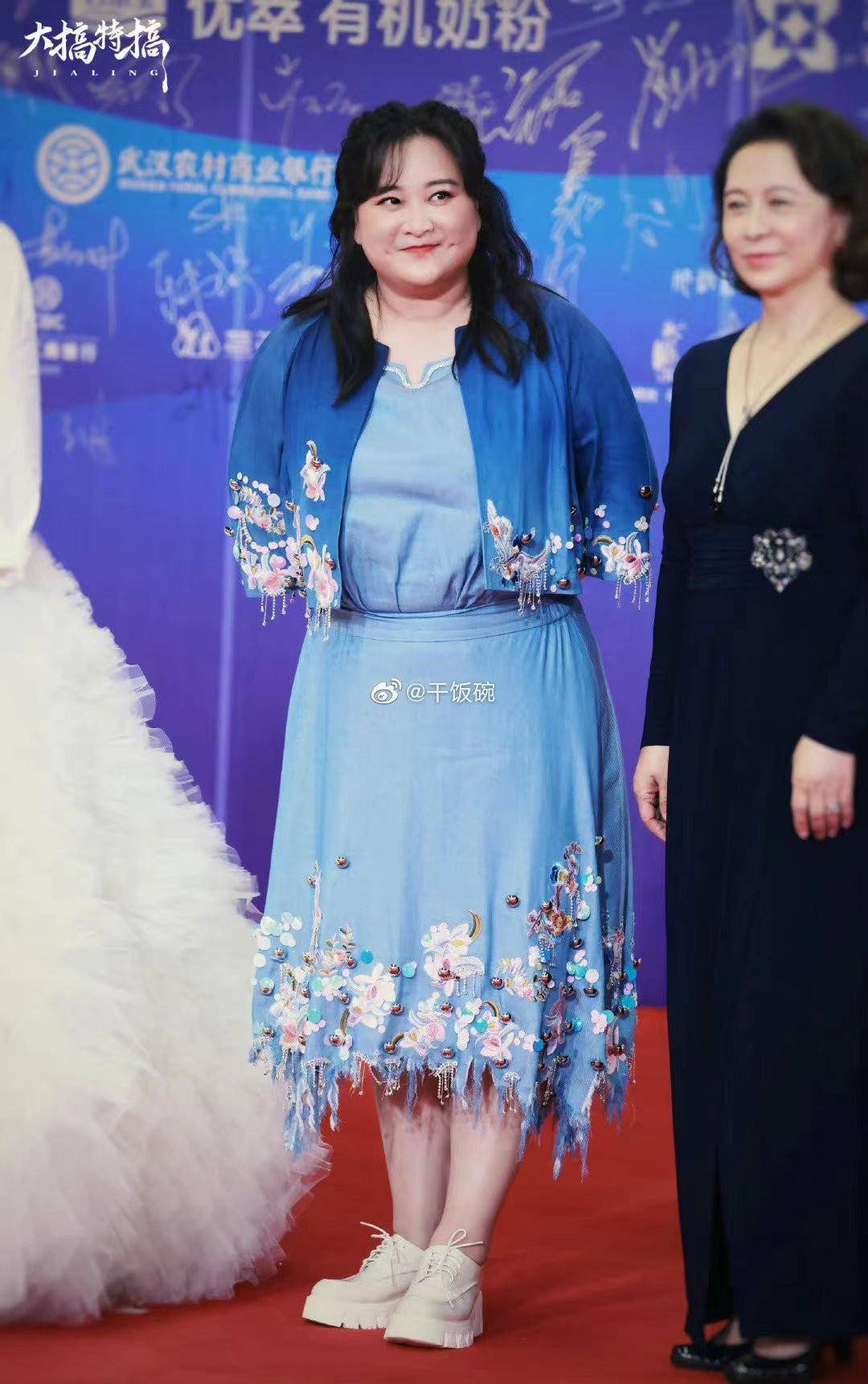 穿蓝色刺绣裙高调亮相领奖台,美成全场焦点_造型_裙子_设计