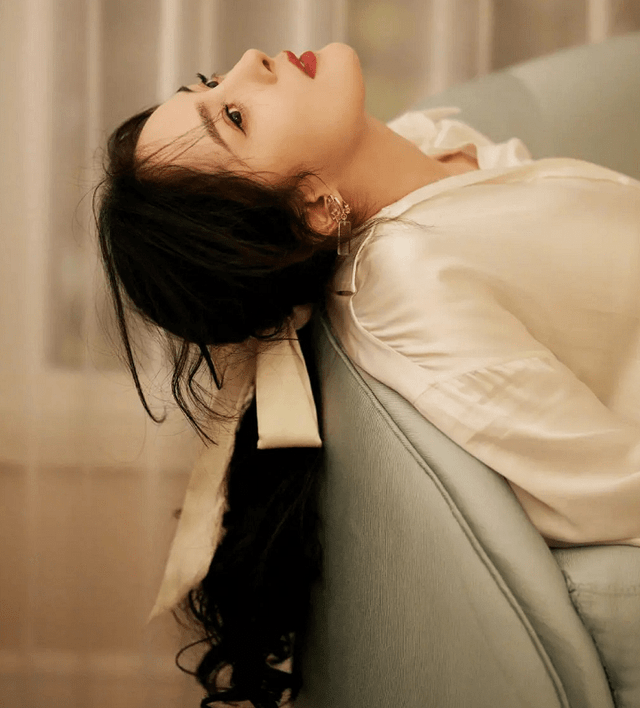 杨幂在沙发上拍写真大片,氛围感十足,躺着摆拍状态很迷人_白色_穿着