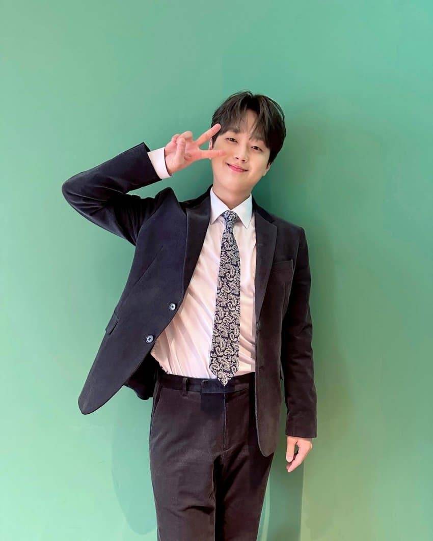 韩国男歌手李灿元,节目中爆料,自己被一位中年"妈妈粉丝"尾随_跟踪