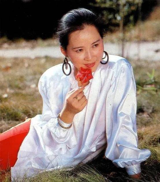 古月的坎坷人生:从小父母双亡,意外逝世后子女老婆对簿公堂_张燕_生活