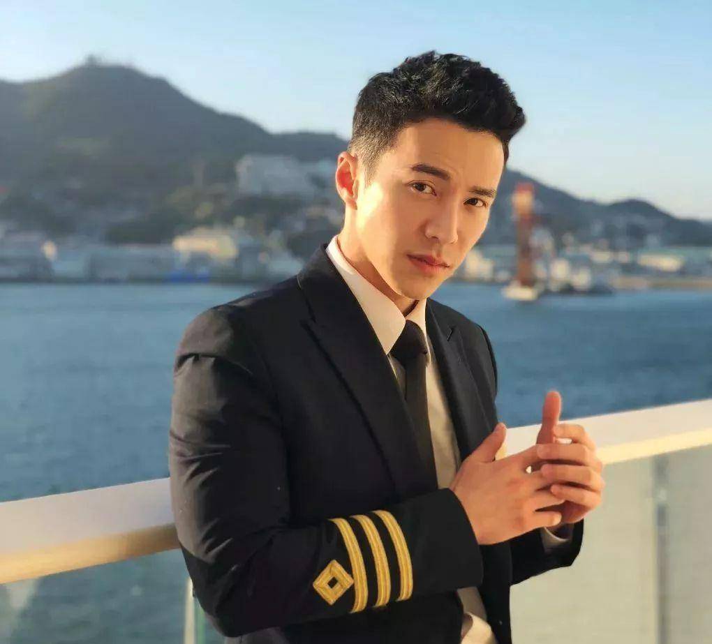 马来西亚男演员王冠逸推出个人美妆品牌,曾出演《延禧攻略》_防晒霜