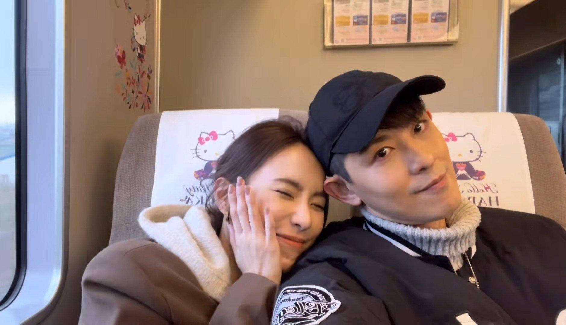 敖犬在节目中单膝下跪大方向空姐女友求婚,狠狠地被感动到了_敖狗