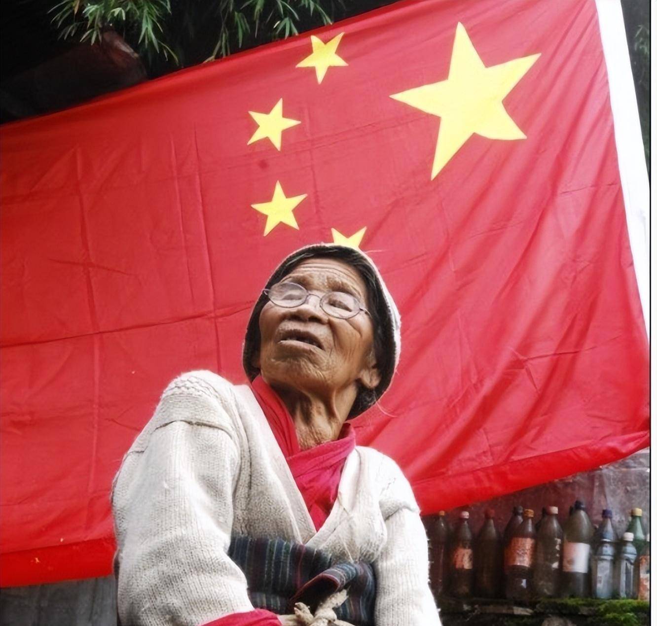 究竟是什么原因,让次仁曲珍日复一日的升旗?她什么时候才停下来?