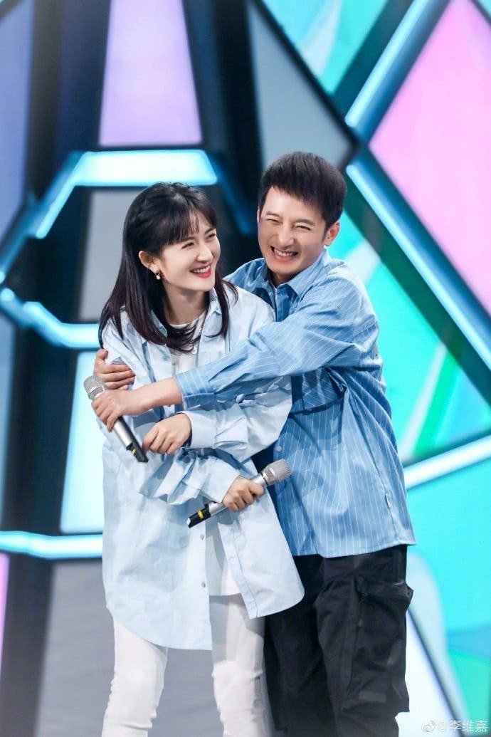 张杰晒女儿为谢娜庆生,俏俏跳跳穿红裙唱中英文歌_祝福_生日_照片