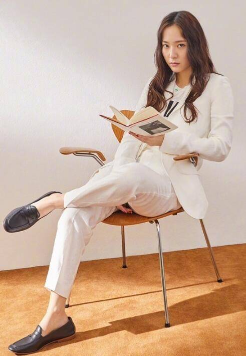 郑秀晶近照流出,肉眼可见的瘦身成功_衬衫_牛仔裤_白色