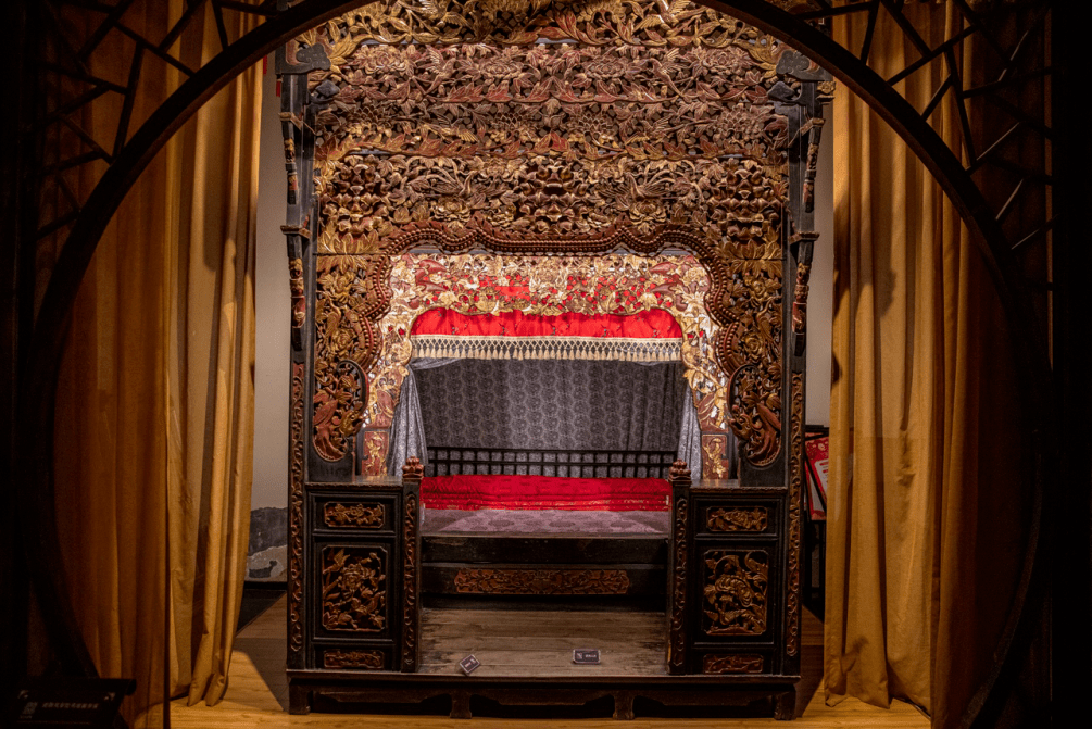 震撼!渝北这个免费博物馆,藏着一张黄金做的床_装饰_古人_雕刻