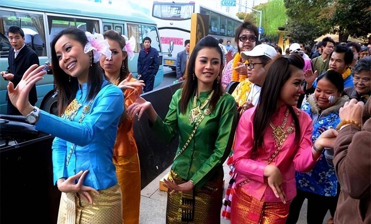 在泰国,女性的地位相对较低,家庭中存在重男轻女的心理.