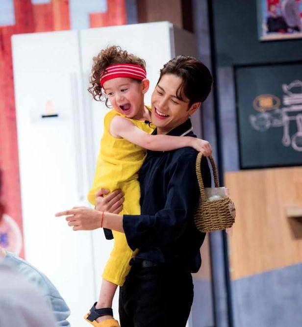 让易烊千玺王嘉尔都想抱的娃,"等他长大"说出了所有姐姐的心声_周嘉