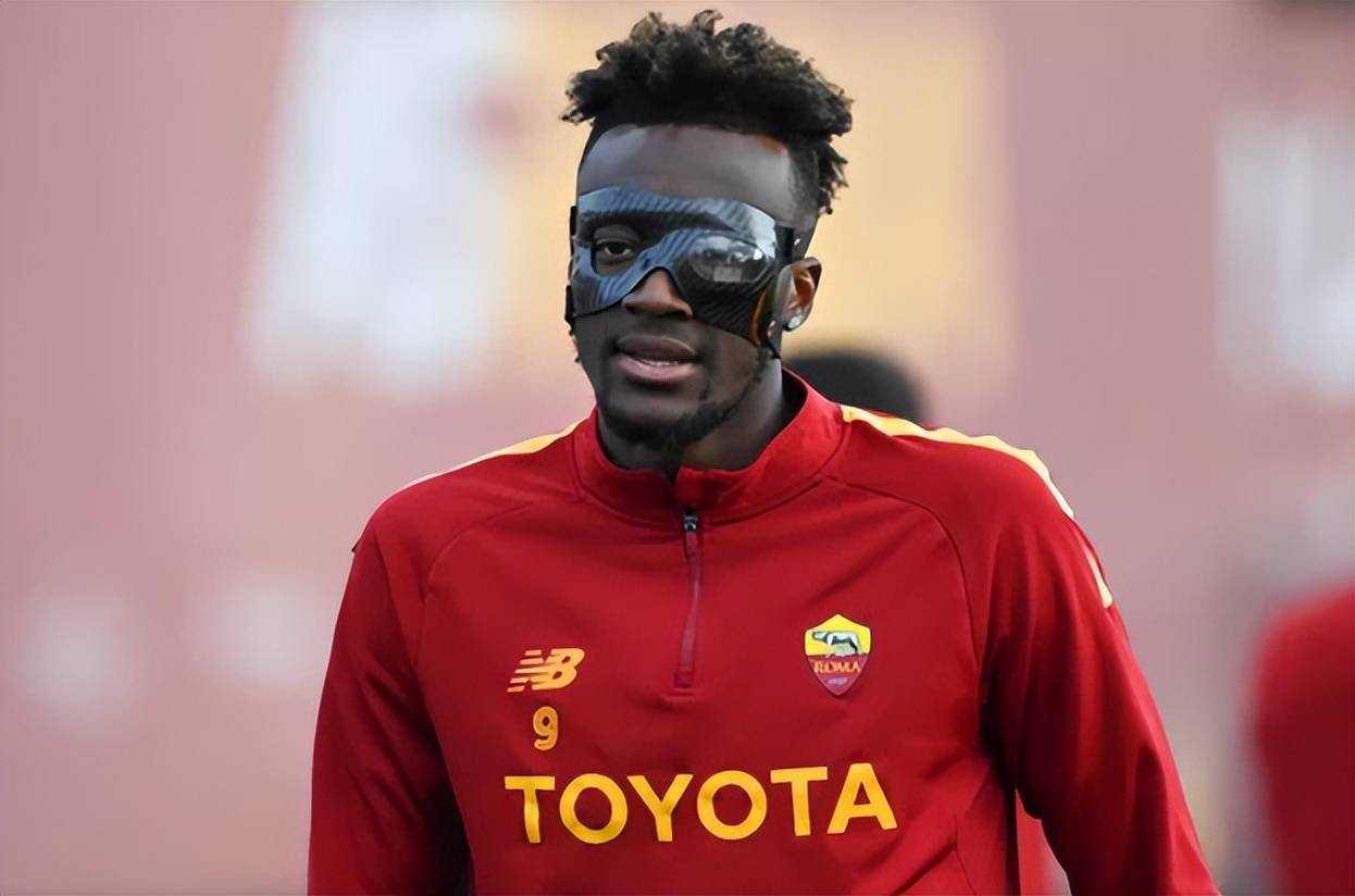 亚伯拉罕戴上防护面具,和迪巴拉一同归队训练,预计欧联杯首发_比赛