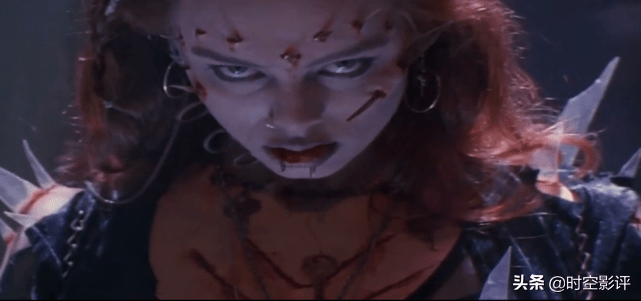 女主丝袜大腿插满玻璃,《活死人归来3》成把人看哭的首部僵尸片_女友