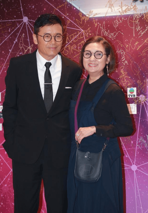 苗侨伟罕见携老婆亮相,他头发花白老态龙钟,妻子穿西装靓丽依旧_黑色