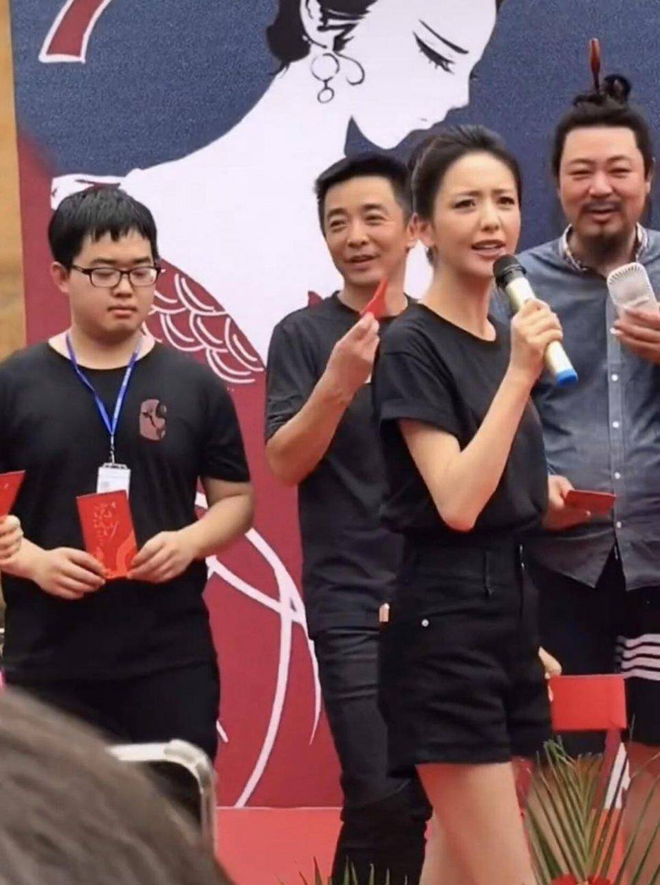 佟丽娅在开机仪式现场指挥,颇有领导风范,网友喊话退休后当导演