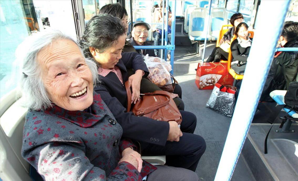 地铁里为什么很少见到老年人,而公交车上却屡见不鲜?
