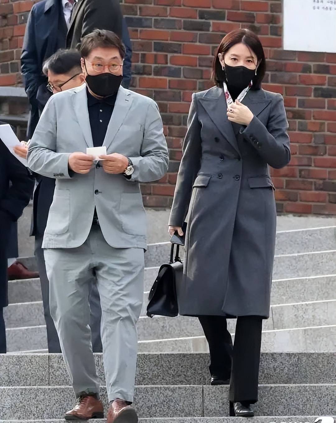 花八千万打完离婚大战,她52岁美得像25_李富真_儿子_前夫