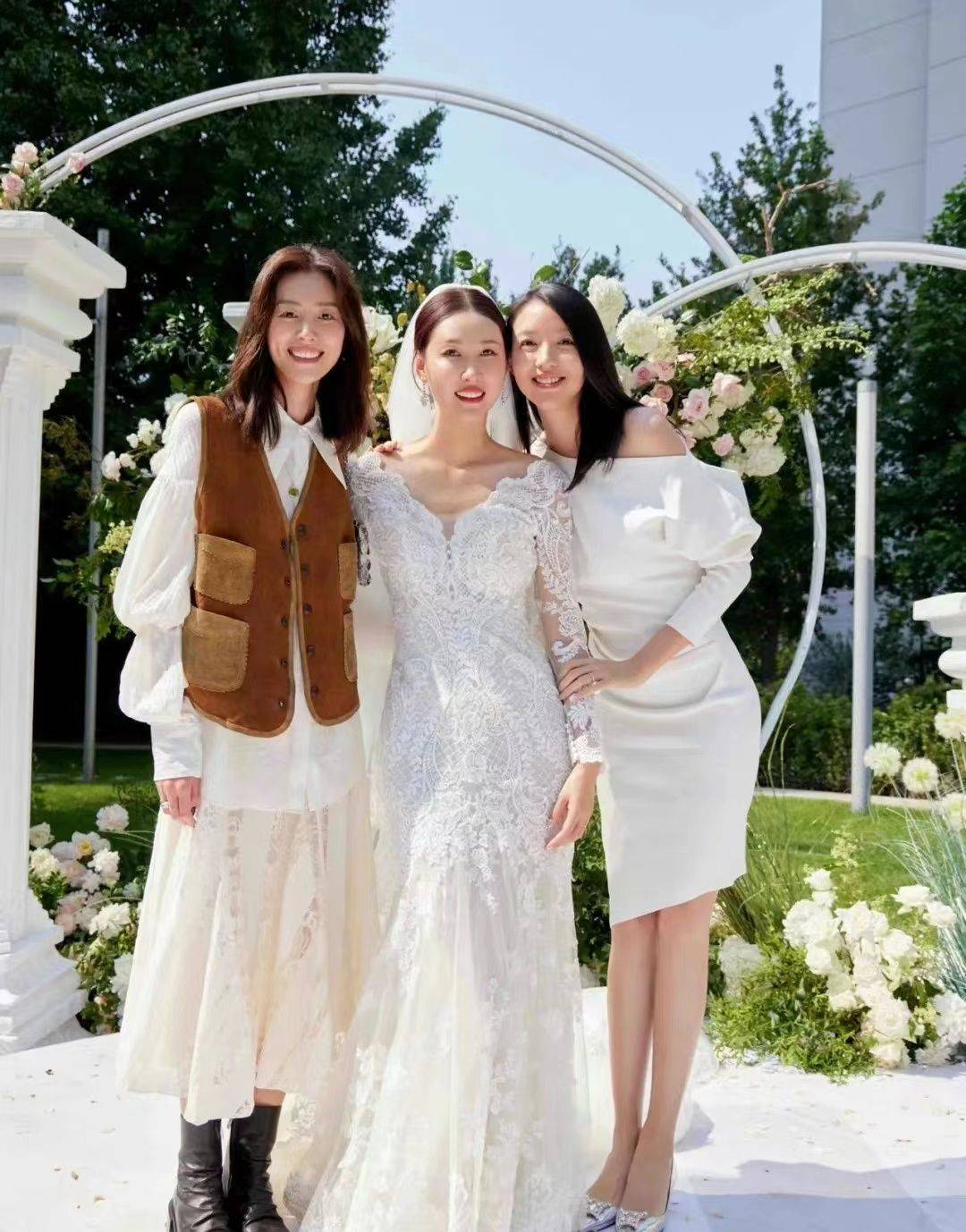 刘雯张梓琳同框参加婚礼,一个洒脱一个知性,新娘夹中间竟不输阵_风格