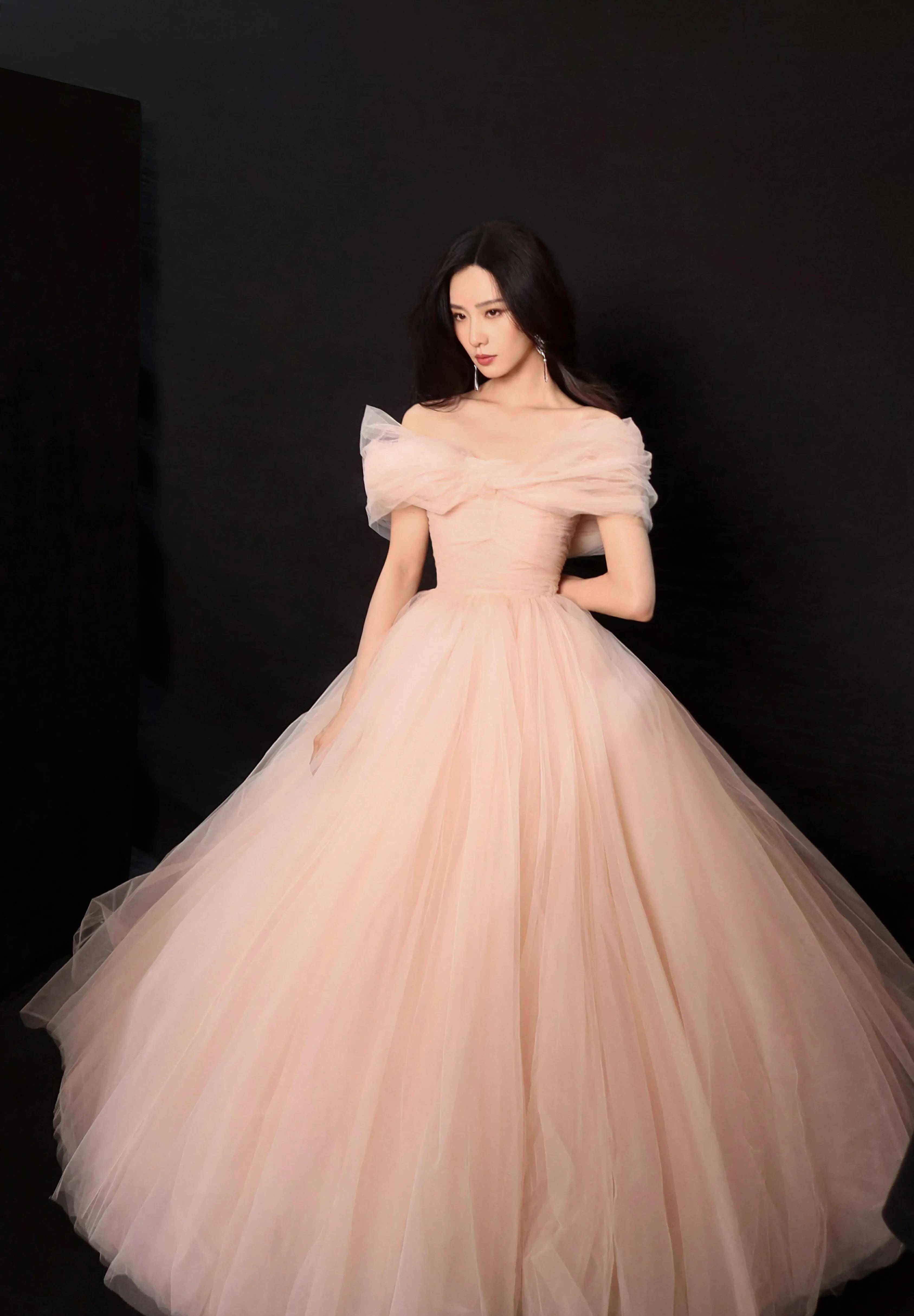 刘诗诗穿粉色一字肩长裙秀精致锁骨 波浪卷发温柔有气质_显得_照片