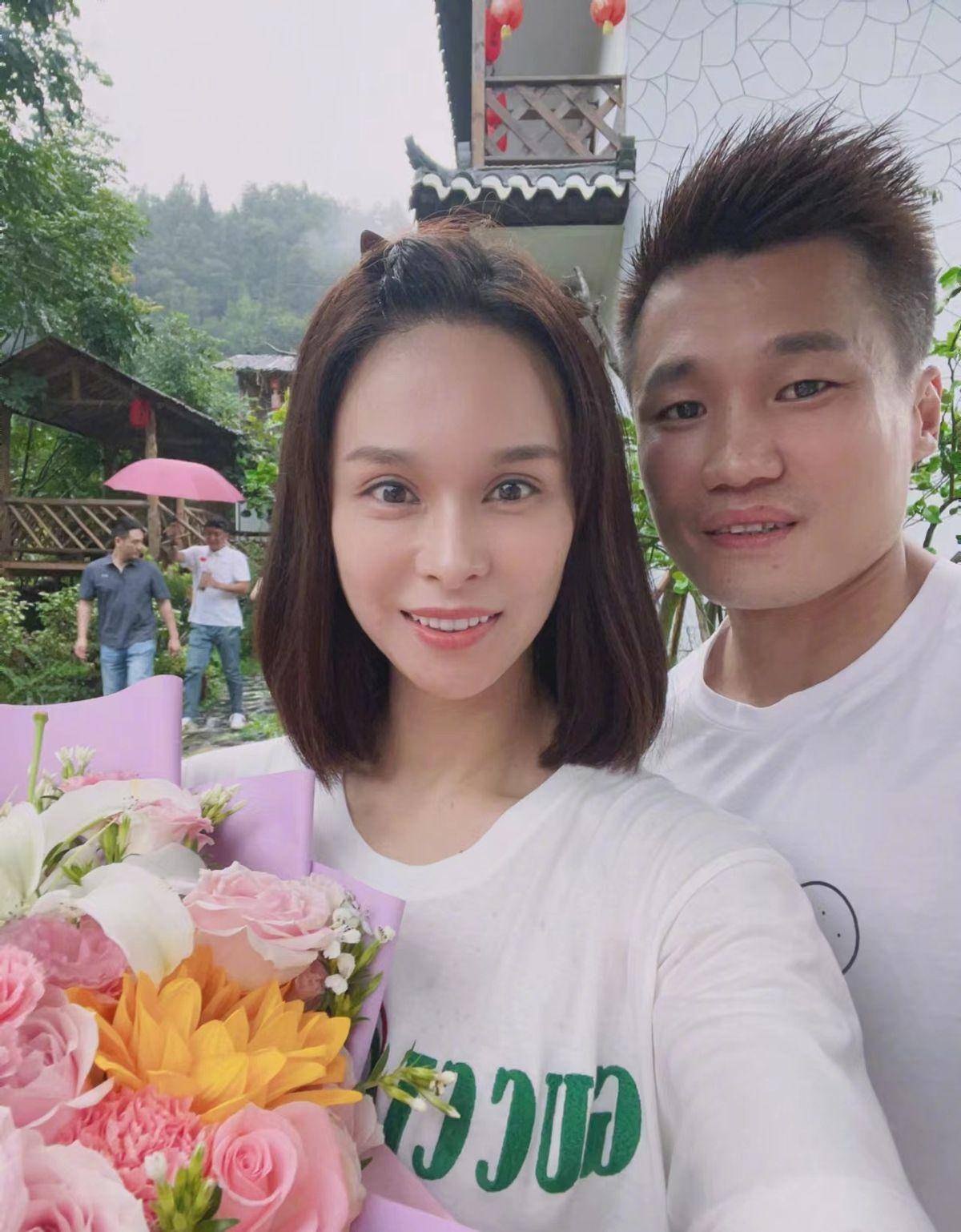 吕小军晒一家四口,小女儿继承老婆美貌似混血儿,长女却超像他_旗袍