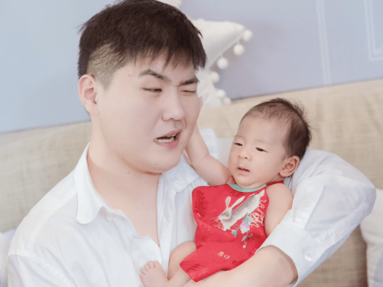 闫学晶孙子满月,儿媳妇穿露腰装拍全家福,小腹突出仍