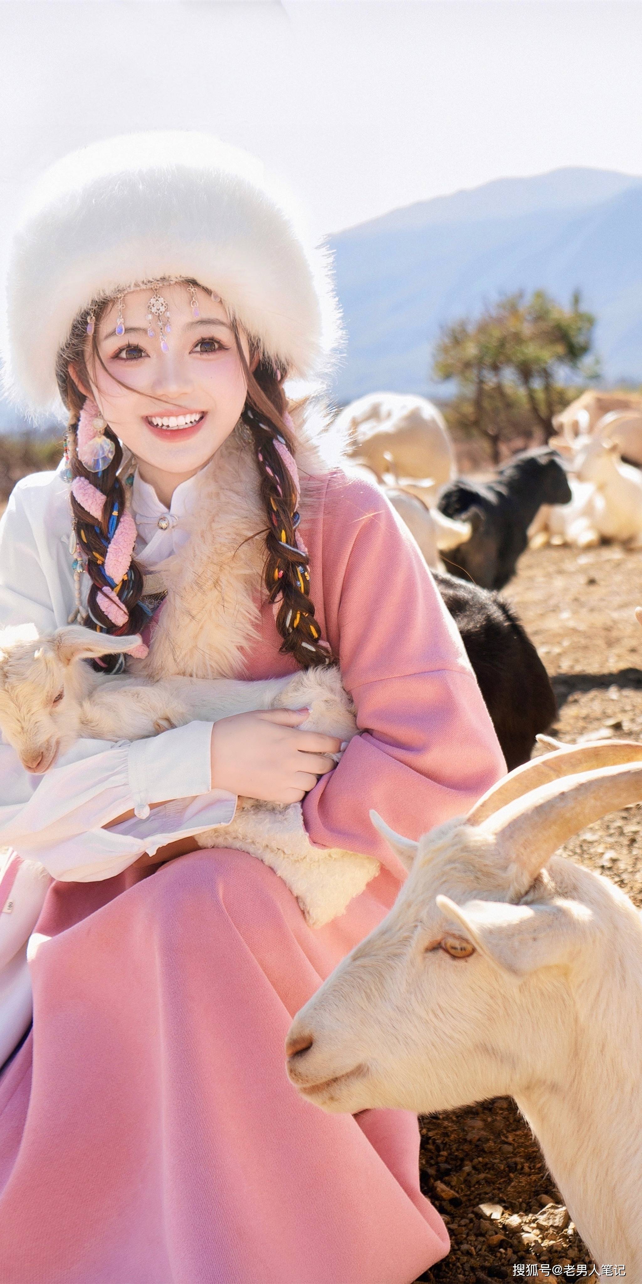 粗马尾与肖然心的服饰相得益彰,完美地诠释了民族风