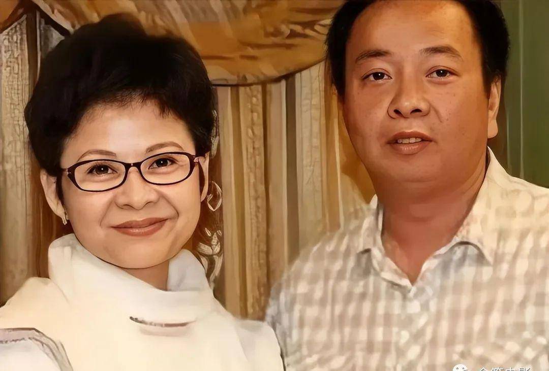 歌唱家董文华:23岁爆火,38岁事业跌落谷底,幸好嫁了个好丈夫_张楠