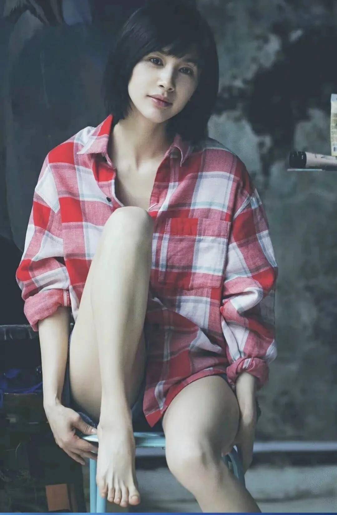 她脚上穿过马蹄靴,外形就像马蹄子,大脚趾和二脚趾之间有条缝.