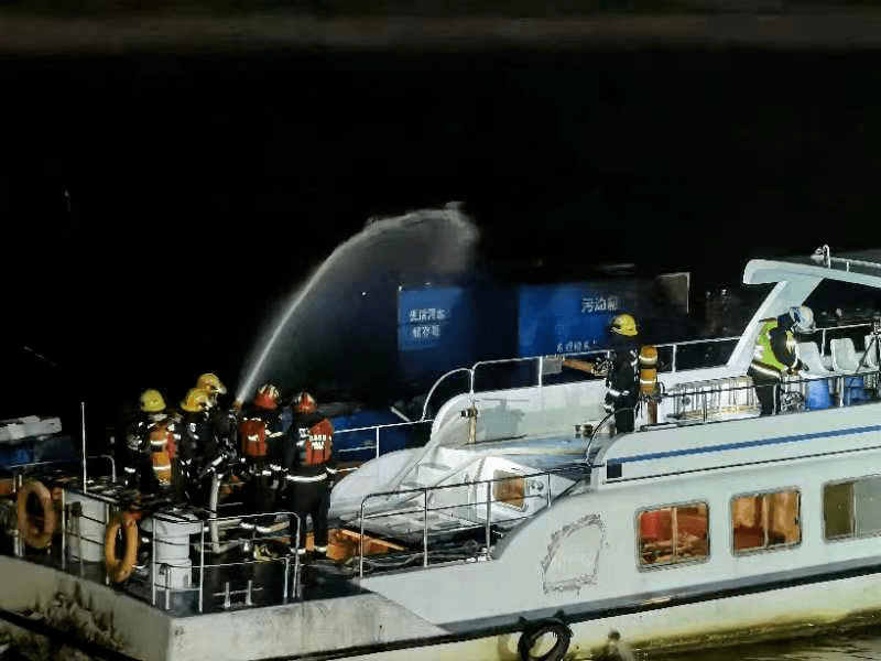 全力搜救中，油船起火 4人失联！