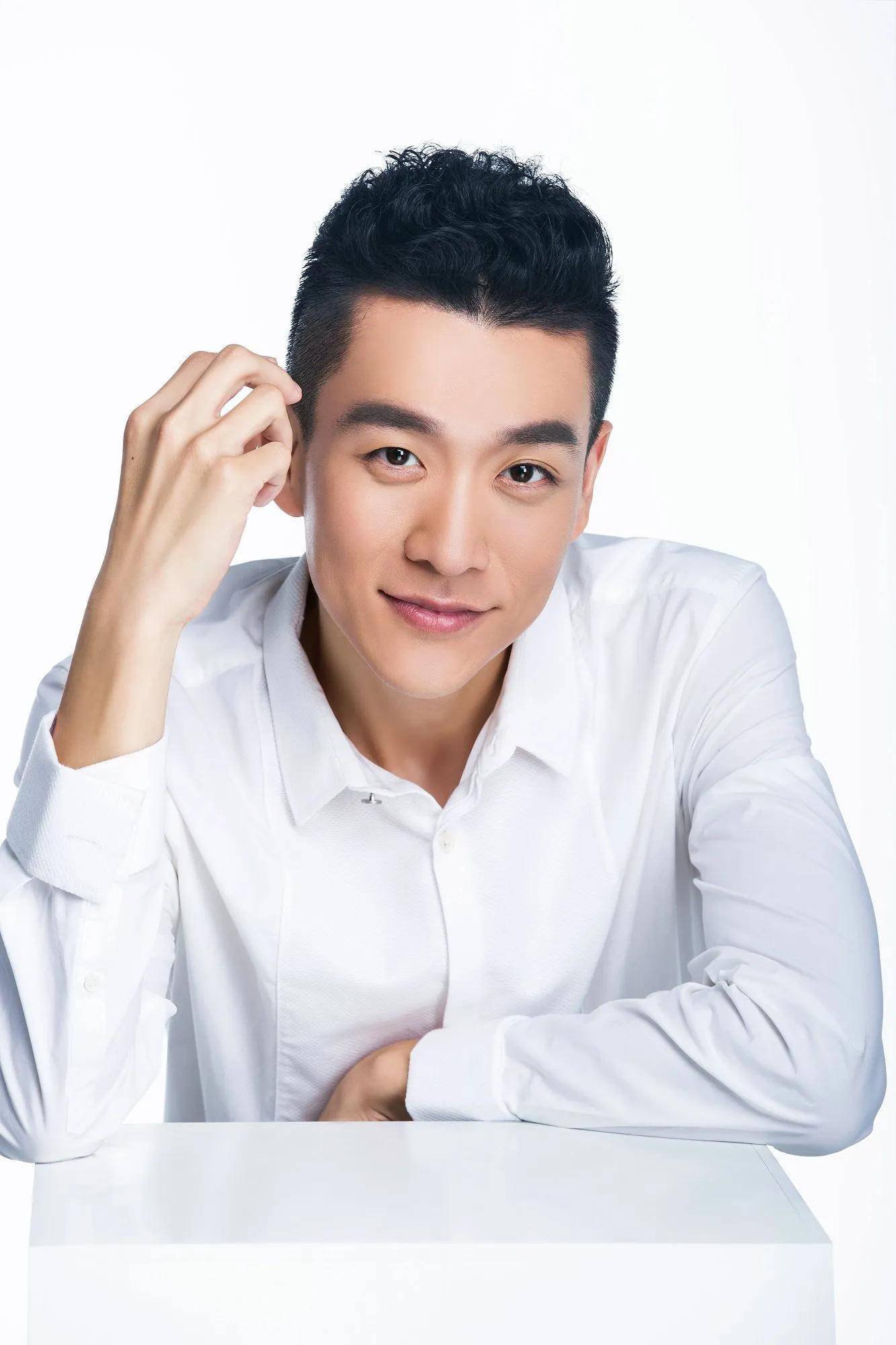 狂飙老默扮演者冯兵我年轻因工作耽误爱情,40岁未婚父母很担心_表演