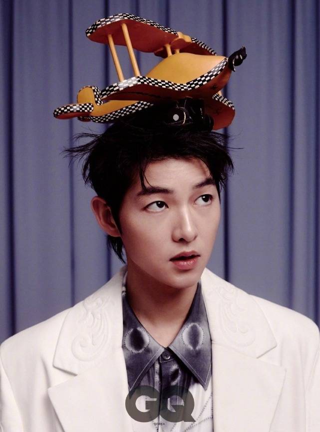 真是让人恍如隔世,原来宋仲基,宋慧乔已经离婚4年了,当初的那份情动