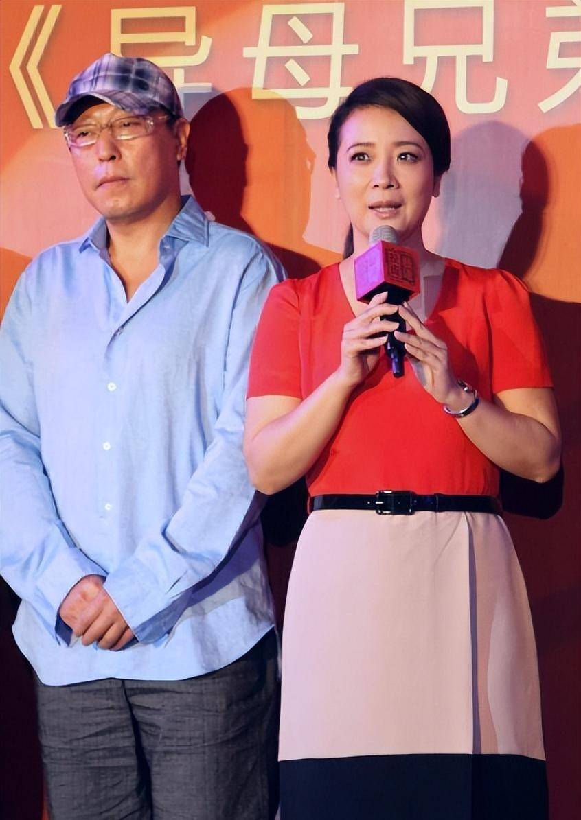 陈小艺徐帆同框,虽然比徐帆小1岁看上去却大10岁,穿搭很重要_气质