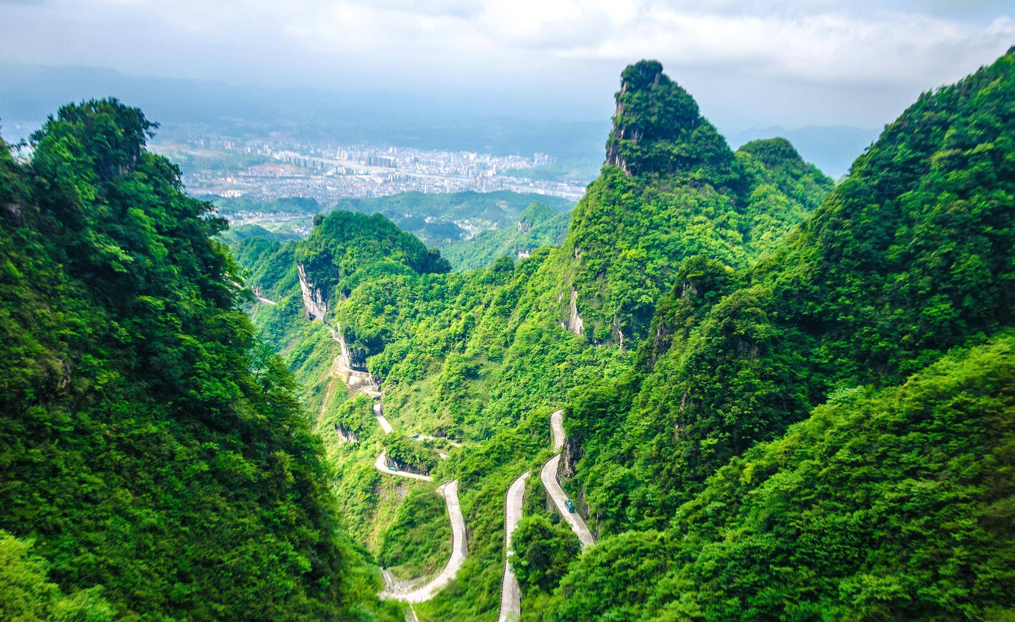 我国最美的盘山公路,99道弯弯弯紧连,堪称"天下第一公路奇观"_天门