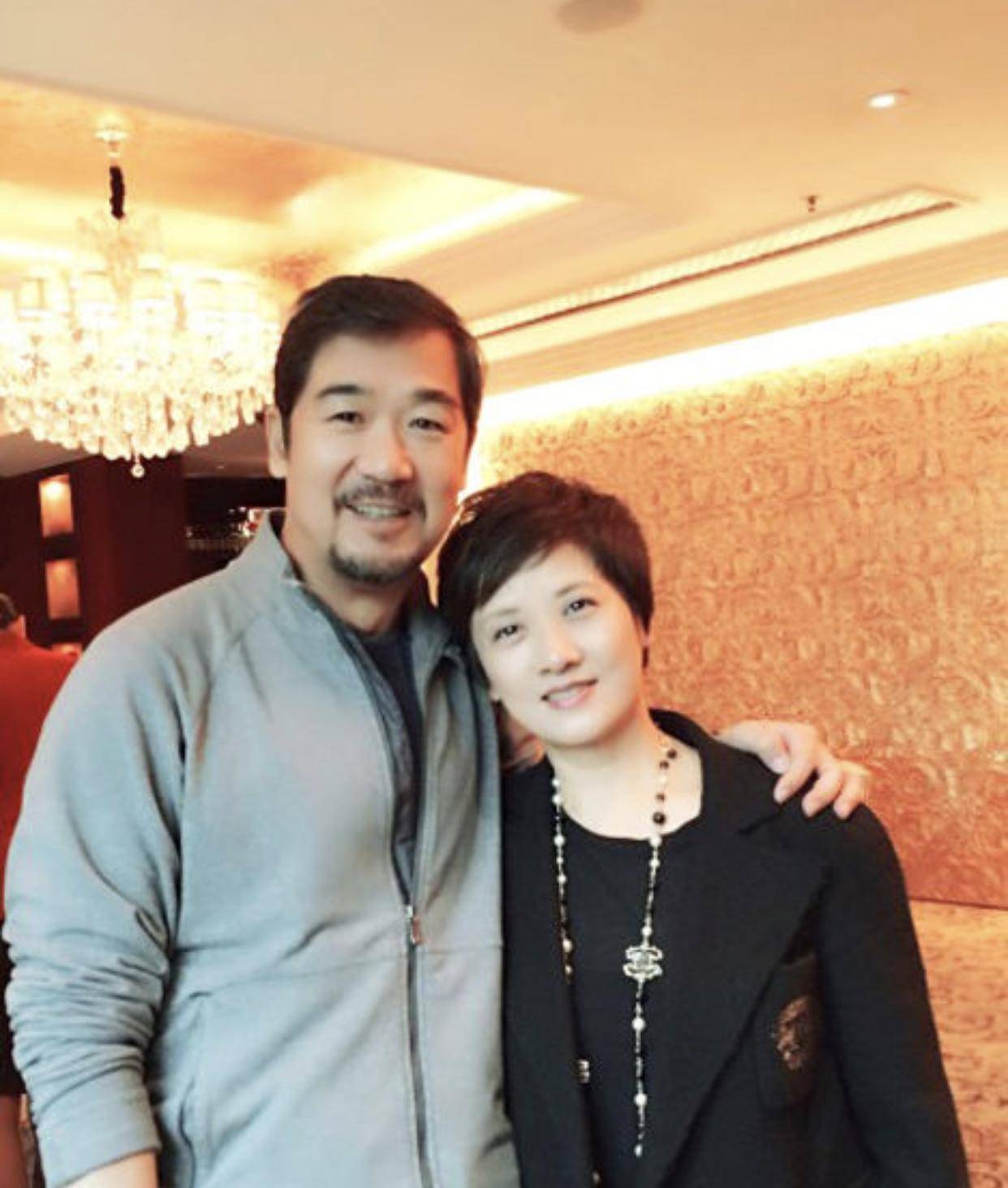 张默是张国立与前妻所生的儿子,他因年轻气盛犯下了不少错.