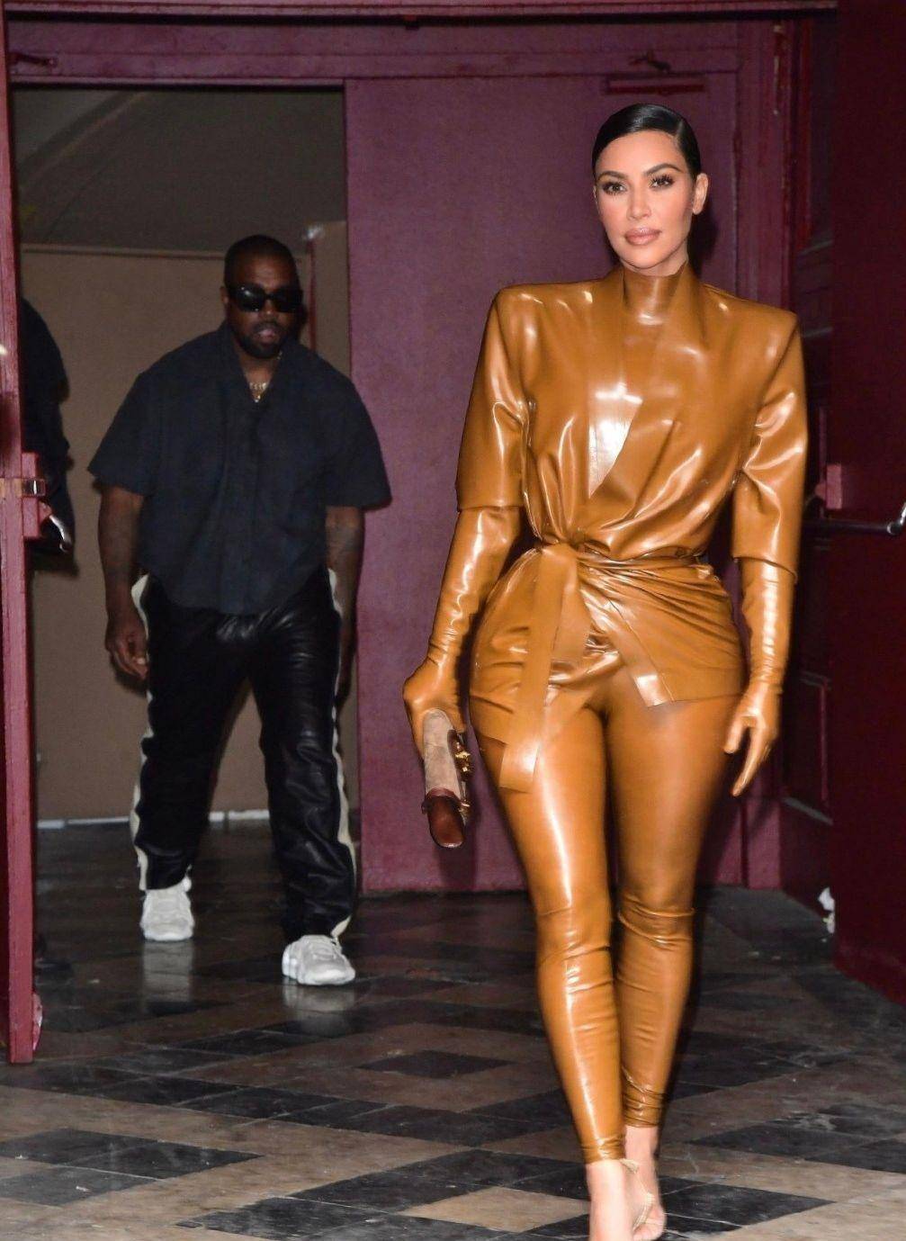 卡戴珊身着乳胶衣现身巴黎,却被腰臀比抢镜,难怪侃爷爱不释手_金小妹