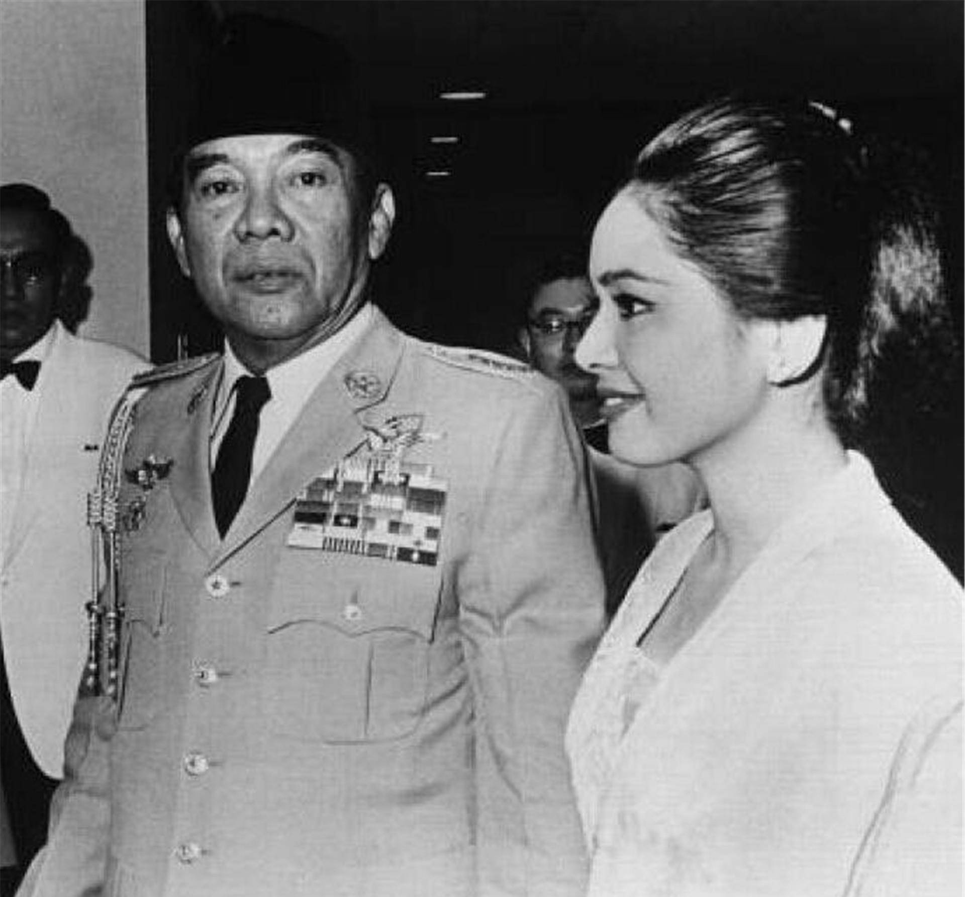 苏加诺与根本七保子很快两人就举行了婚礼,这时苏加诺59岁,而七保子