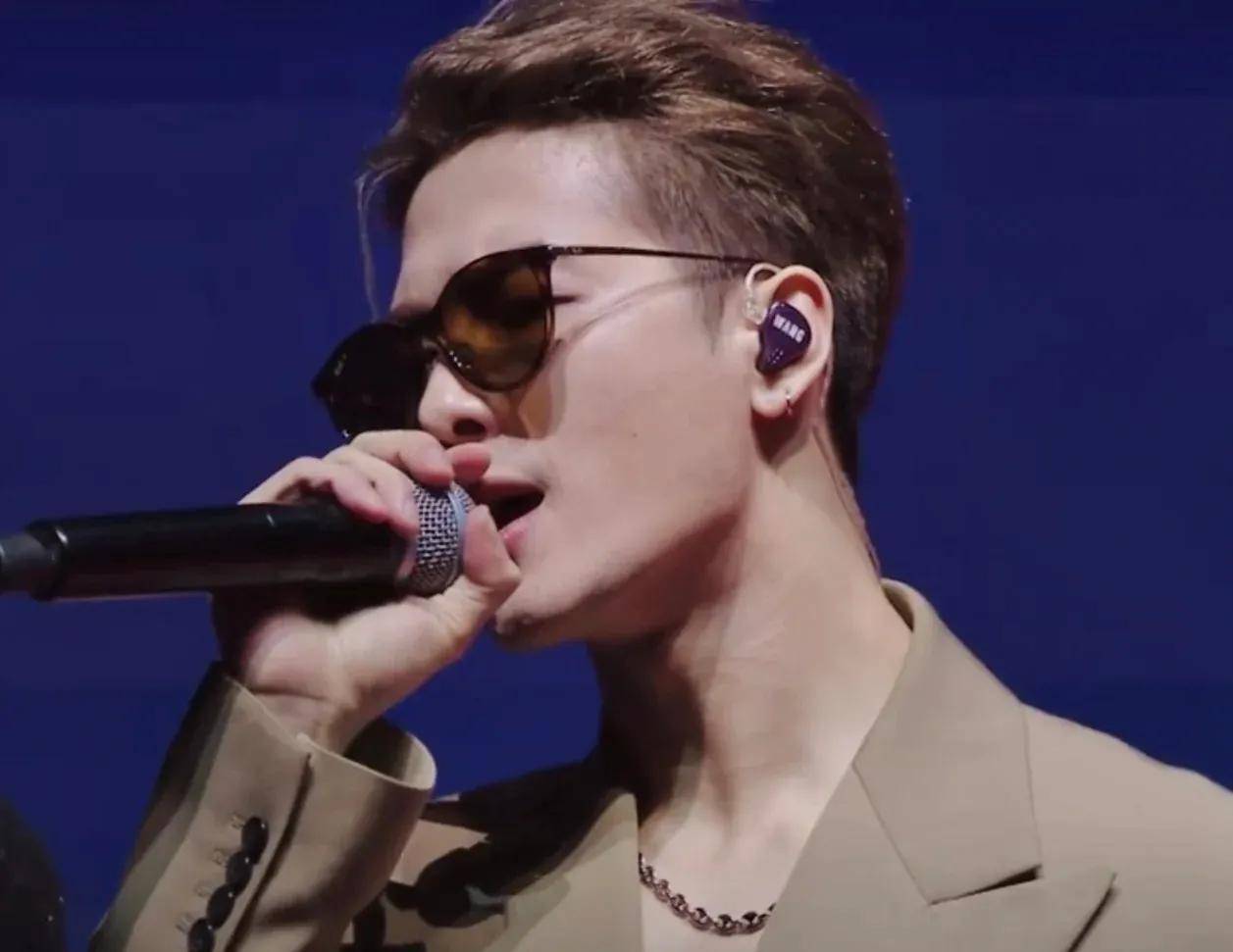 感觉男明星的潮发色,搭配墨镜,潮流,帅酷的恰到好处,让人不舍得移目.