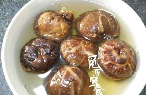 在家做香菇猪肉花生辣椒酱有诀窍，比老干妈好吃，做法简单还省钱(图5)
