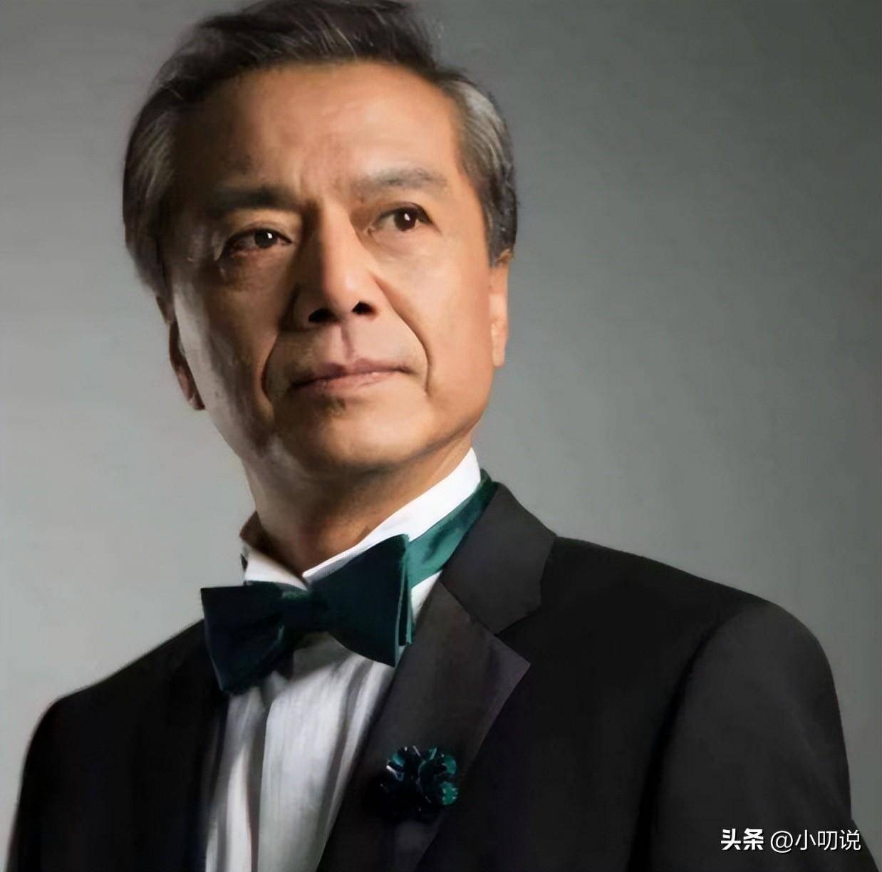 央视初代主播薛飞:巅峰时出国摆地摊,晚年回国教书,儿子是演员_父母