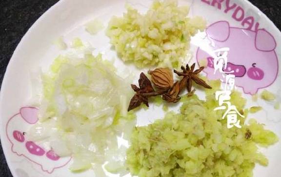 在家做香菇猪肉花生辣椒酱有诀窍，比老干妈好吃，做法简单还省钱(图8)