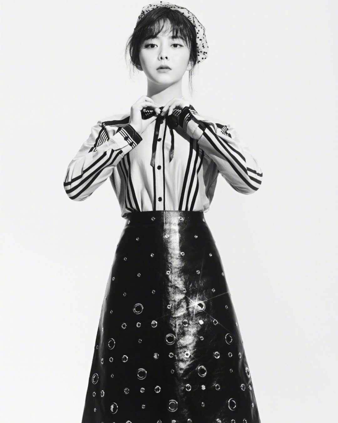 谭松韵最新写真照,格子西装搭配黑色皮裙,复古少女上线_造型_气质