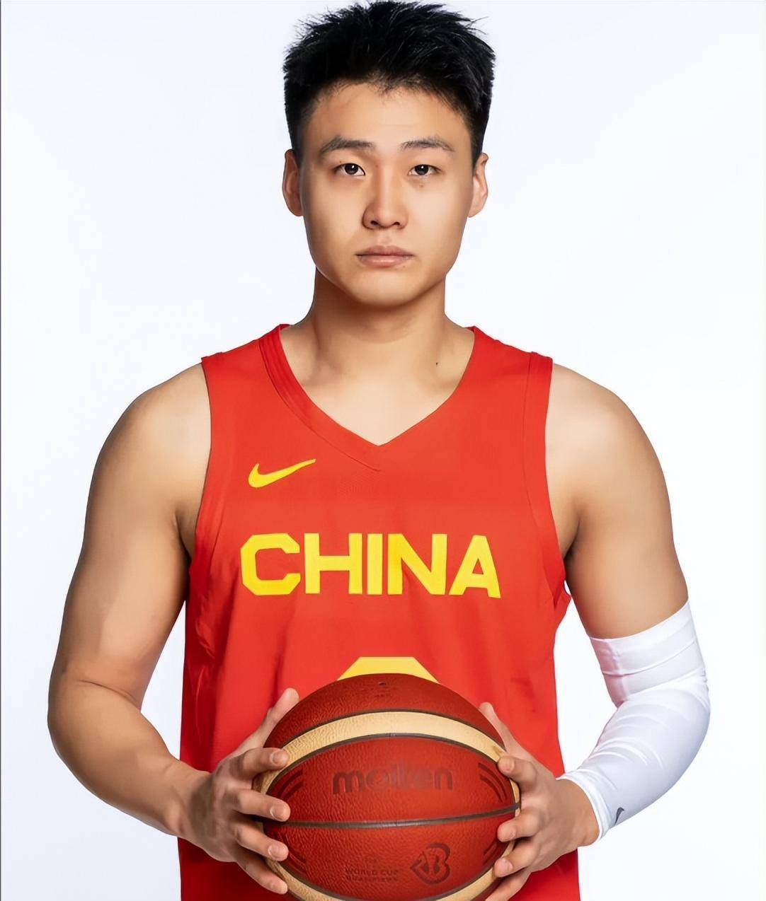 男篮3消息!乔尔杰维奇点评赵睿,周鹏收到特别礼物_比赛_球员_世界杯